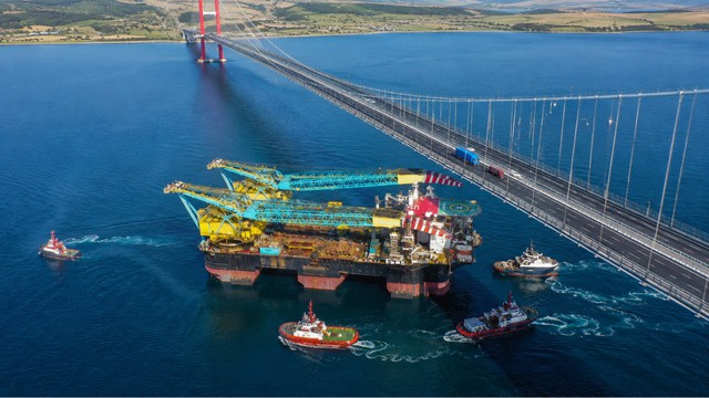 Phát hiện khối sắt khổng lồ cao 135m di chuyển cùng đoàn hộ tống, bất ngờ hạ xuống còn 57m để thực hiện nhiệm vụ đặc biệt - Ảnh 1.