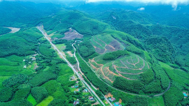 Việt Nam vừa hoàn thành 2 hầm xuyên núi cộng lại dài gần 1 km trên độ cao 700 m: Bắc qua địa hình hiểm trở bậc nhất với 43 khúc cua, tổng đầu tư hơn 2.000 tỷ đồng- Ảnh 3.