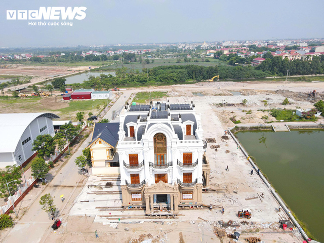Biệt thự 4 tầng ở Bắc Ninh 'cập bến' sau hành trình di dời 200m - Ảnh 1.