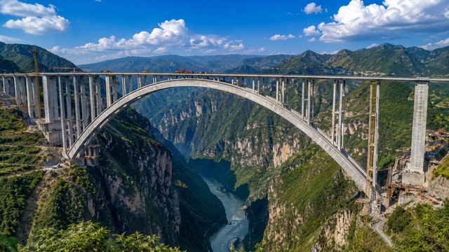 Huy động hơn 28.000 m³ bê tông xây cầu vòm phá kỷ lục thế giới: Dài gần bằng cầu Long Biên, tiết kiệm hơn 80 triệu USD - Ảnh 1.