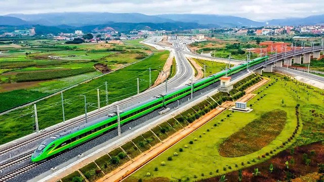 Cùng do Trung Quốc xây dựng, đường sắt cao tốc tại Lào chỉ 160km/h nhưng ở Trung Quốc tới 350km/h, vì sao? - Ảnh 1.