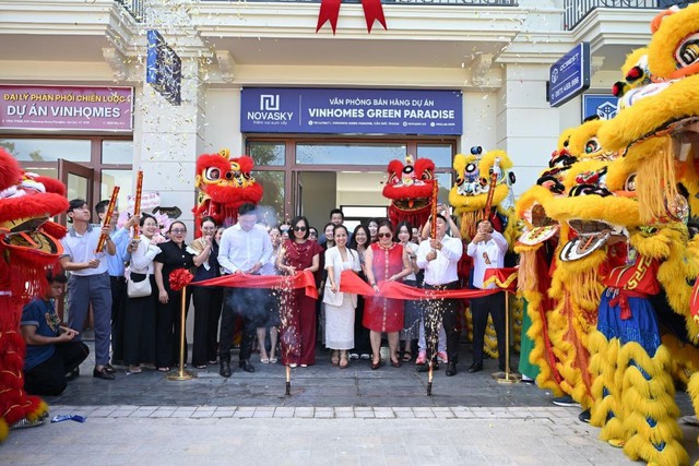 Một đại lộ đặc biệt vừa chính thức xuất hiện giữa Vịnh Tiên của ông Phạm Nhật Vượng: Hàng nghìn người cùng có mặt chứng kiến - Ảnh 3.
