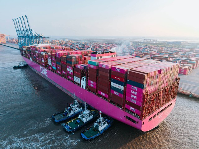 Siêu tàu container dài hơn 360 mét, 172.000 tấn cập cảng Hải Phòng, phá kỷ lục vừa thiết lập cách đây 3 tháng - Ảnh 2.