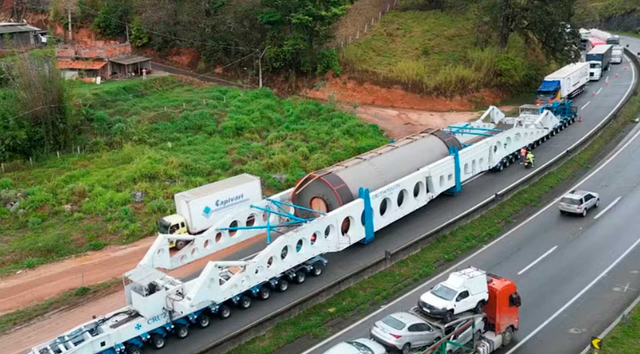 Phát hiện một xe moóc dài 123 mét, nặng 636 tấn di chuyển cùng đoàn xe hộ tống, thực hiện một nhiệm vụ chiến lược xuyên quốc gia - Ảnh 1.