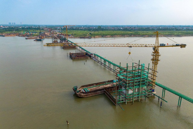 Chỉ một năm nữa, thành phố giàu nhất miền Bắc sẽ hoàn thành cây cầu gần 10.000 tỷ đồng, kết nối các đại đô thị của Vinhomes và Sun Group - Ảnh 2.