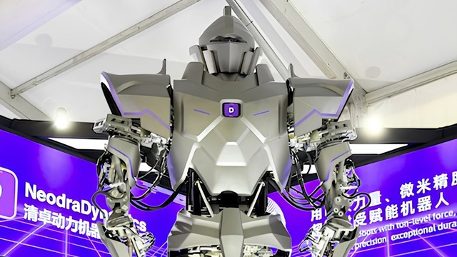 Trung Quốc ra mắt robot khổng lồ ngay tại hội chợ, cao gấp đôi robot Optimus của Elon Musk: Mục đích là gì? - Ảnh 1.
