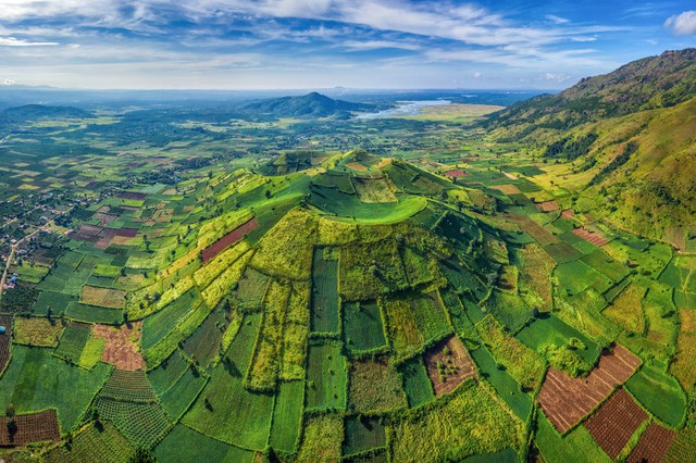 Việt Nam sở hữu ngọn núi lửa có tuổi đời hàng triệu năm, nằm ẩn mình giữa đại ngàn Tây Nguyên, mùa hoa dã quỳ nhuộm vàng triền núi, được quy hoạch thành khu du lịch - Ảnh 1.