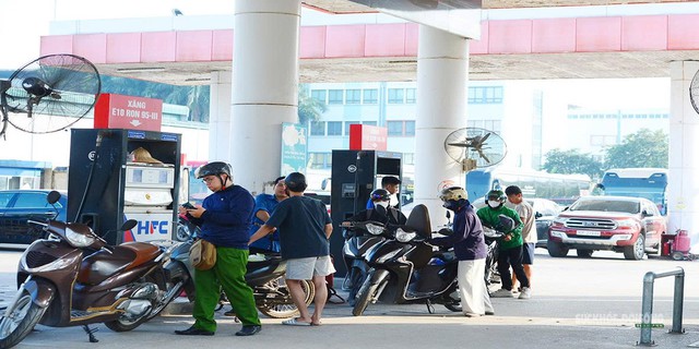 1 lít xăng ngốn 1/3 thu nhập một ngày của người Lào, 1/5 của người Campuchia, người Việt Nam thì sao? - Ảnh 1.