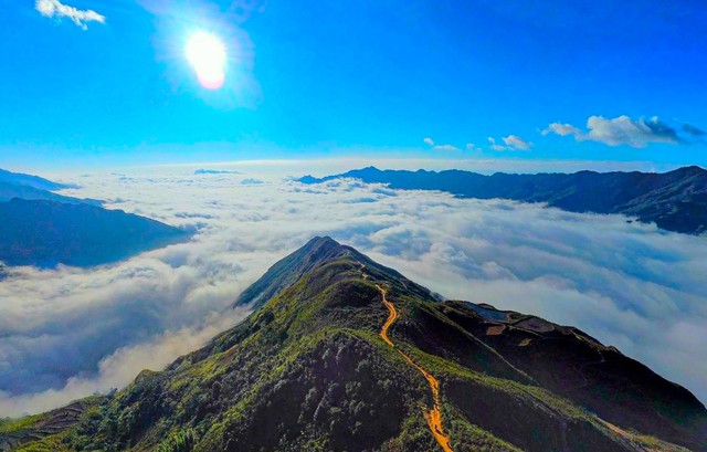 Việt Nam sở hữu một "sống lưng khủng long" tại điểm đến du lịch mới nổi hàng đầu châu Á với khí hậu mát mẻ quanh năm, hút khách nhờ biển mây và núi rừng hùng vĩ - Ảnh 1.