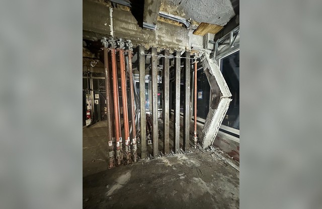 Dừng xây dựng khẩn cấp công trình cao 136 m với 37 tầng: Cột thép bất ngờ biến dạng, 6 tầng bị võng, hàng loạt tòa nhà xung quanh phải sơ tán - Ảnh 1.