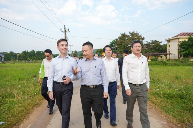 Những cây cột điện giữa xóm Bồng Lai và cảm xúc đặc biệt của Trưởng phái đoàn ngoại giao EU - Ảnh 1.