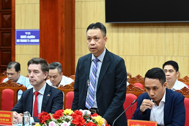 Những cây cột điện giữa xóm Bồng Lai và cảm xúc đặc biệt của Trưởng phái đoàn ngoại giao EU - Ảnh 4.