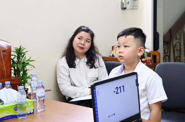 Việt Nam có học sinh mới lớp 1 đã lập kỷ lục đáng kinh ngạc: Hoàn thành 100 phép tính chỉ trong 36 giây, toàn số có 3 chữ số- Ảnh 2.