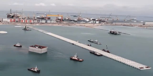 Phát hiện hàng rào bê tông dài 8,6km nổi sừng sững trên biển, sở hữu nhiều công nghệ hiện đại, thực hiện mục tiêu lớn - Ảnh 1.