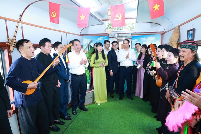 Sáng nay - 30/10, một đoàn tàu đặc biệt vừa khởi hành từ ga Hà Nội - Ảnh 3.