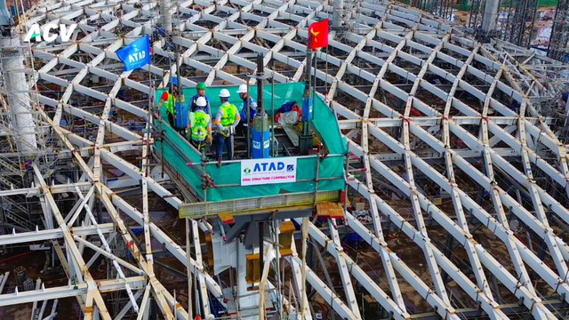 Việt Nam dựng siêu mái nhà ga sân bay, nặng 5.300 tấn, rộng gần bằng 3 sân bóng đá, vươn 41m không cần cột đỡ: 14 cột gánh khối thép khổng lồ, kỹ sư mất cả năm nghiên cứu cách nâng- Ảnh 4.