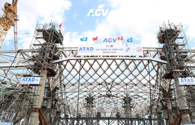 Việt Nam dựng siêu mái nhà ga sân bay, nặng 5.300 tấn, rộng gần bằng 3 sân bóng đá, vươn 41m không cần cột đỡ: 14 cột gánh khối thép khổng lồ, kỹ sư mất cả năm nghiên cứu cách nâng- Ảnh 3.