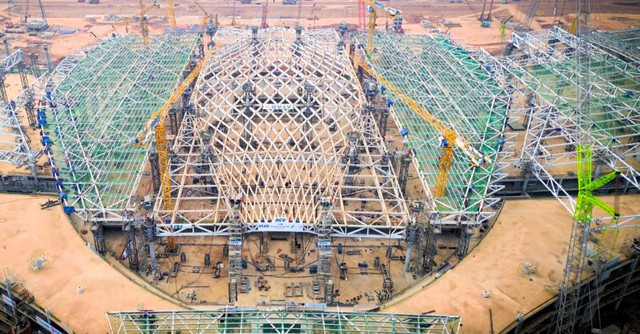 Việt Nam dựng siêu mái nhà ga sân bay, nặng 5.300 tấn, rộng gần bằng 3 sân bóng đá, vươn 41m không cần cột đỡ: 14 cột gánh khối thép khổng lồ, kỹ sư mất cả năm nghiên cứu cách nâng- Ảnh 1.