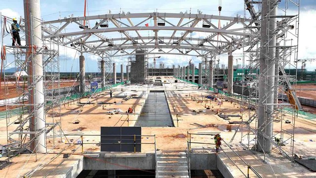 56 kích thủy lực nâng khối mái 'cánh sen' có diện tích gần 20.000 m², nặng 5.300 tấn lên cao- Ảnh 2.