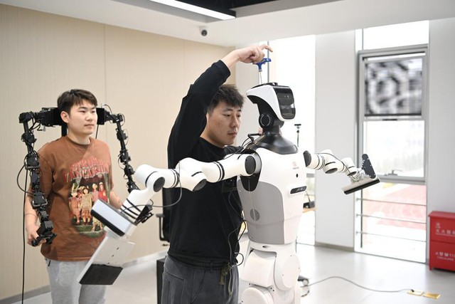 Phát hiện láng giềng Việt Nam cho hàng chục robot đi học như con người: Hơn 2 tháng sau, điều đặc biệt xảy ra - Ảnh 2.