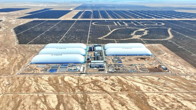 Láng giềng Việt Nam phát triển “pin sạc dự phòng khổng lồ”, rộng 56,5ha ở giữa lòng sa mạc: Sản lượng điện lên tới 200 triệu kWh/năm, tiết kiệm 50.000 tấn than - Ảnh 1.