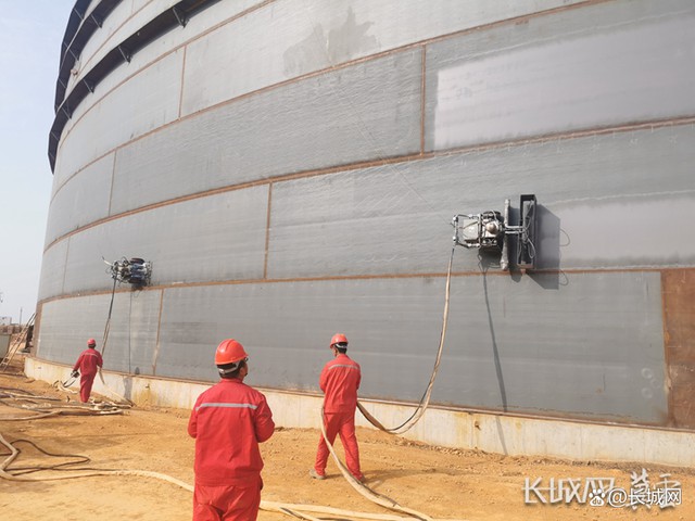 Phát hiện láng giềng Việt Nam đưa “người nhện máy” bò lên bồn thép khổng lồ: Không cần dây bảo hộ vẫn làm nhiệm vụ nguy hiểm - Ảnh 1.