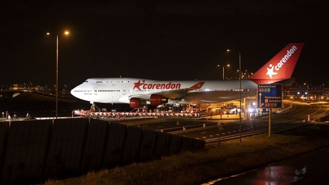 Phát hiện máy bay Boeing 747 nặng 150 tấn được vận chuyển bằng đường bộ: Sử dụng 352 bánh xe, vượt 17 rãnh đào, thực hiện một nhiệm vụ đặc biệt - Ảnh 1.