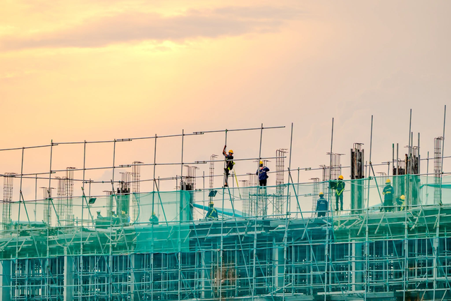 Vingroup của tỷ phú Phạm Nhật Vượng đang xây hơn 20 đại dự án trên cả nước, một doanh nghiệp trong hệ sinh thái cần tuyển 15.000 lái xe, lái máy - Ảnh 1.
