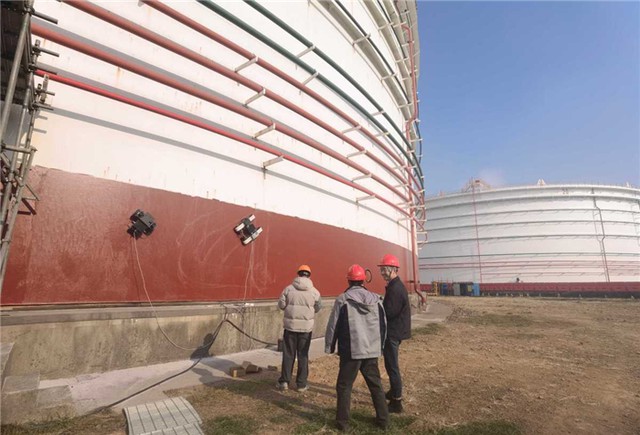 Phát hiện láng giềng Việt Nam đưa “người nhện máy” bò lên bồn thép khổng lồ: Không cần dây bảo hộ vẫn làm nhiệm vụ nguy hiểm - Ảnh 2.