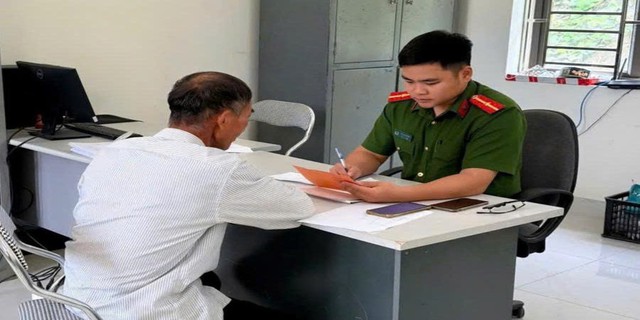 Vừa nhận cuộc gọi báo kiểm tra toàn bộ tiền tiết kiệm 120 triệu đồng, người đàn ông lập tức có mặt tại đồn công an ở Thái Nguyên để làm việc - Ảnh 1.