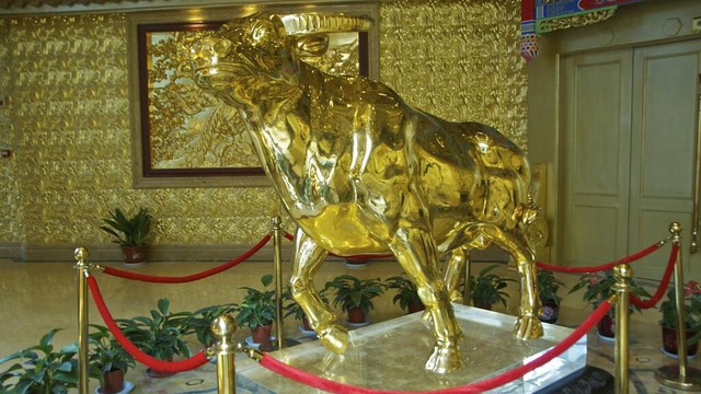Bí ẩn ngôi làng nghèo khó bỗng chốc "phất lên" nhờ 1 quyết định táo bạo, xây được khách sạn chọc trời cao 328m, đúc tượng bò bằng vàng nặng 1 tấn - Ảnh 3.