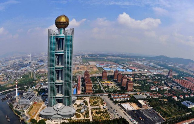 Bí ẩn ngôi làng nghèo khó bỗng chốc "phất lên" nhờ 1 quyết định táo bạo, xây được khách sạn chọc trời cao 328m, đúc tượng bò bằng vàng nặng 1 tấn - Ảnh 2.