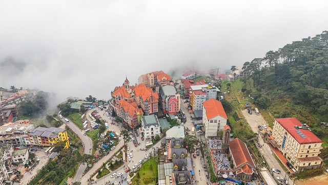 Việt Nam có một ngọn núi lửa cổ 220 triệu năm tuổi, nay là điểm du lịch nổi tiếng thế giới, quanh năm mát mẻ chỉ 20 độ, được ví như "Đà Lạt của miền Bắc" - Ảnh 1.