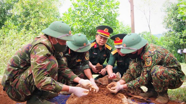 35 xe huyndai county 29 chỗ được thiếu gia, Phó TGĐ sinh năm 1998 bàn giao cho Bộ Quốc phòng, thực hiện nhiệm vụ đặc biệt kéo dài 500 ngày đêm - Ảnh 7.