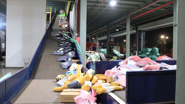 Bên trong một trung tâm giao nhận ngày giáp Tết: nhân viên 'bơi' trong biển hàng hóa, băng chuyền phân loại tự động hàng hóa tốc độ 2 mili giây - Ảnh 1.