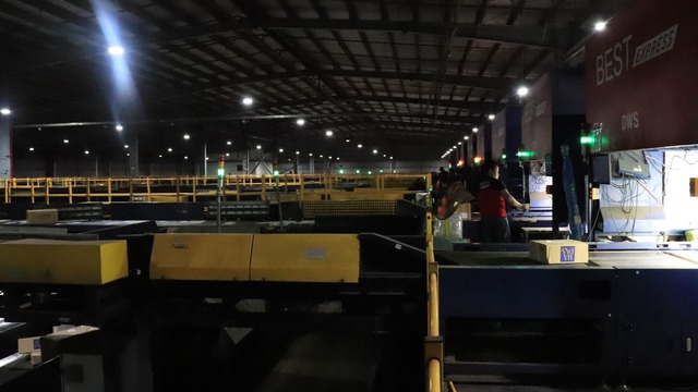 Bên trong một trung tâm giao nhận ngày giáp Tết: nhân viên 'bơi' trong biển hàng hóa, băng chuyền phân loại tự động hàng hóa tốc độ 2 mili giây - Ảnh 3.