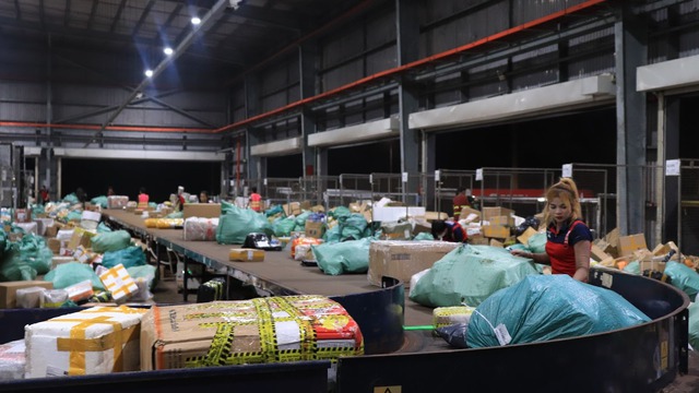 Bên trong một trung tâm giao nhận ngày giáp Tết: nhân viên 'bơi' trong biển hàng hóa, băng chuyền phân loại tự động hàng hóa tốc độ 2 mili giây - Ảnh 6.