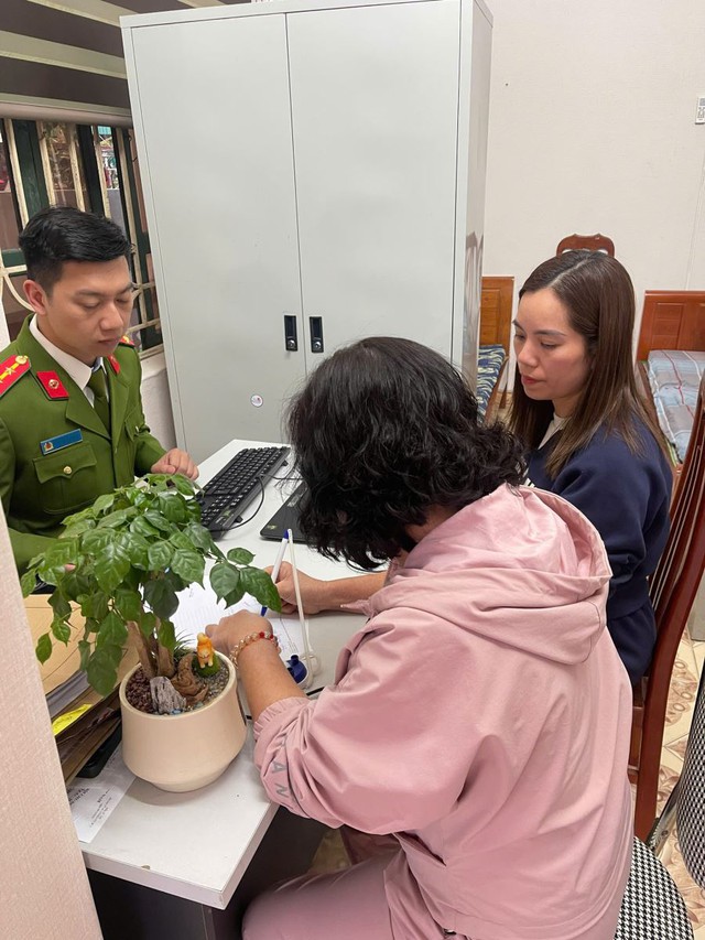 Phát hiện 350 triệu đồng chuyển vào tài khoản VietinBank tên “NGUYEN THI HIEN”, công an mời người phụ nữ SN 1977 lên trụ sở làm việc - Ảnh 1.