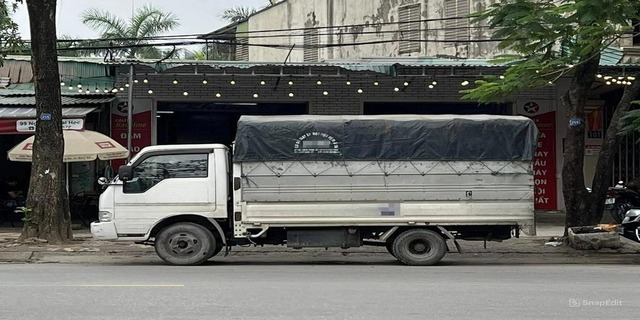 Phát hiện xe tải màu xám lạ, công an Việt Nam lập tức theo dõi giám sát  - Ảnh 1.