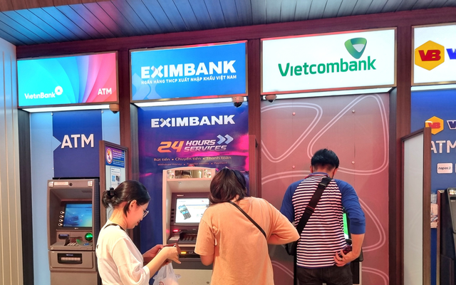 Người dân ngày càng ít giao dịch máy ATM, các nhà băng giảm bớt số lượng