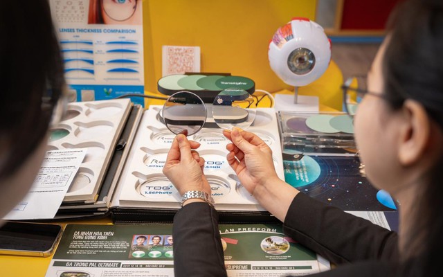 Tròng kính cận chính hãng: TOP 5+ loại tốt và bảng giá chi tiết