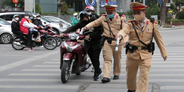 Công an có thông báo quan trọng tới người dân nộp phạt vị phạm giao thông trễ - Ảnh 1.