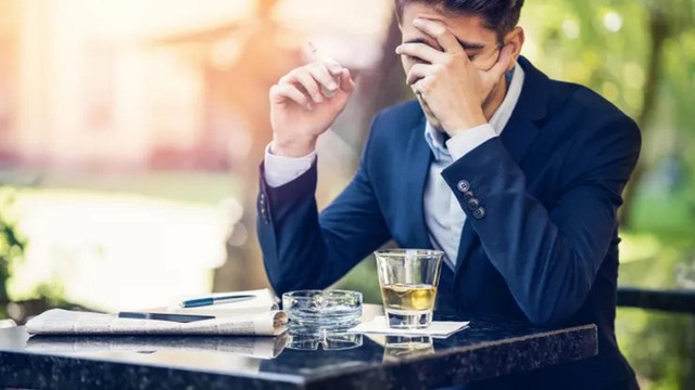 Nhiều tiền nhưng vẫn bị xa lánh: 8 thói quen EQ thấp khiến mọi mối quan hệ đều bế tắc