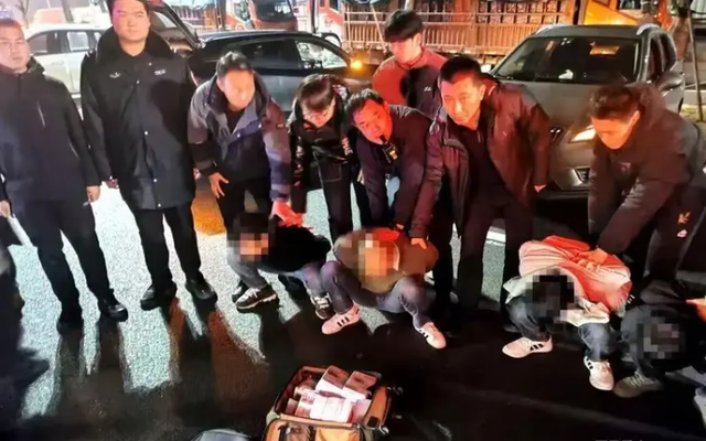 Phát hiện 7,4 tỷ đồng tiền mặt trên xe ô tô của 4 thanh niên ngoài 20 tuổi khi đi qua trạm thu phí cao tốc - Ảnh 1.