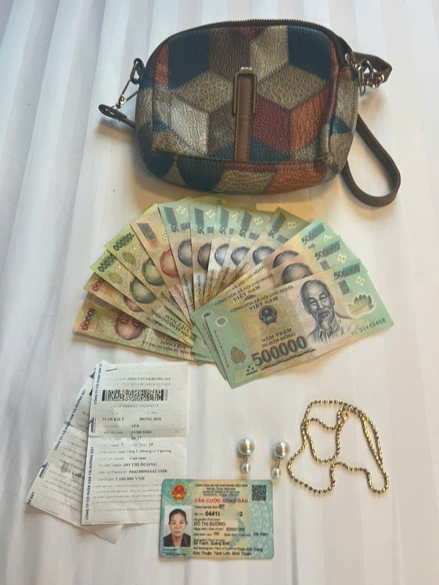 Phát hiện hàng loạt tờ tiền có mệnh giá từ 500K-10K, dây chuyền vàng bị bỏ lại trên chuyến tàu Bắc - Nam - Ảnh 1.