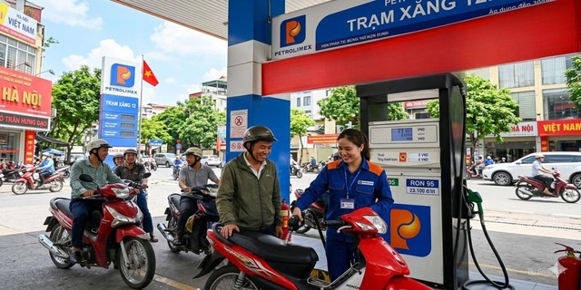 1 lít xăng tốn 1/3 thu nhập một ngày ở Lào, 1/5 ở Campuchia, Việt Nam thì sao? - Ảnh 1.