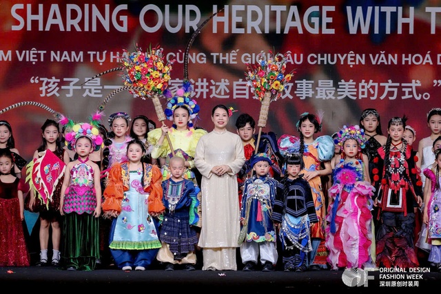 Người Việt mang ‘Dế mèn phiêu lưu ký’, hát bội, hoa giấy Thanh Tiên của Huế… lên sàn diễn thời trang quốc tế - Ảnh 1.