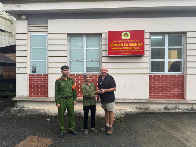 Phát hiện 1 chiếc ví màu đen có 300.000 đồng, 830 AUD và loạt thẻ tín dụng trên đường đi chợ: Công an sử dụng biện pháp nghiệp vụ vào cuộc- Ảnh 1.