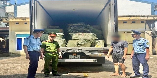Phát hiện xe tải màu xám lạ, công an Việt Nam lập tức theo dõi giám sát - Ảnh 1.
