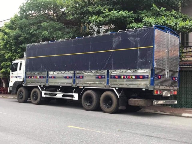 Phát hiện xe tải màu đen lạ, công an Việt Nam lập tức vào cuộc theo dõi giám sát, kiểm tra - Ảnh 1.
